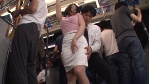 Une asiat bourgeoise se fait bouffer les fesses dans les transports