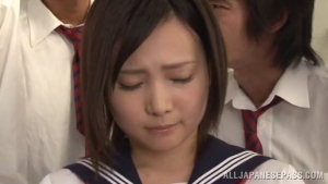 Même devant tous les mecs du lycée, Shiori Tachibana taille une pipe incroyable