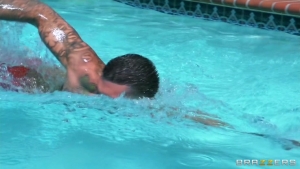 Courtney taylor sexe anal au bord de la piscine