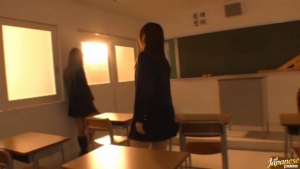 Haruna Maeda  et Megumi Shino deux lesbiennes japonaises qui se gouinent en classe 