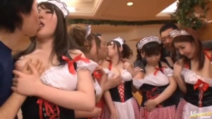 Bande de jeunettes japonaises toutes excitantes se font sauvagement fourrées en partouze dans une pièce.