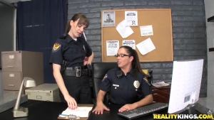 Dana Dearmond et sa copine policière adorent se faire enculer au poste