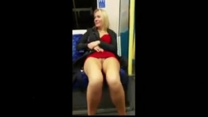 Elle sexhibe dans le metro