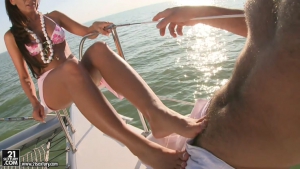 Bonne sodomie après une branlette espagnole en bateau, quel bonheur