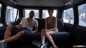 Susana Melo baisée dans le mini van