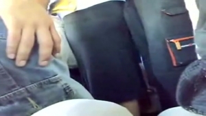 Un vicelard se colle au fesses d'une chaudasse dans le bus
