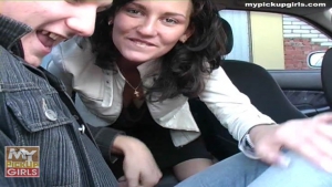 Porno amateur  avec une jeune russe souriante qui accepte de se faire baiser sur le capot de la bagnole après ses courses 