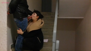 Prostituée se fait plaisir dans les escaliers en suçant son client préféré