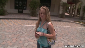 Madison Chandler a shy tudiante disgust in the street