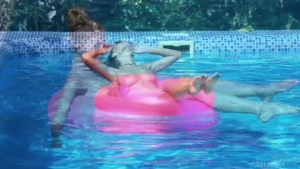 Candice nue dans une piscine en plein jour