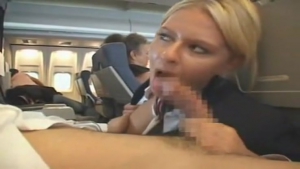 Hôtesse de l'air blonde en mini-jupe fait une fellation à un passager