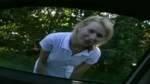Bourgeoise blonde niquée dans la voiture après son jogging