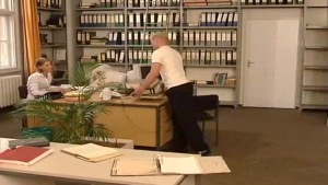 Sexe hard dans la bibliothèque pour une jeune bibliothécaire blonde en mini jupe 