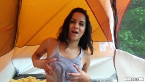 Latina très cochonne se fait labourer la chatte sous une tente en forêt 