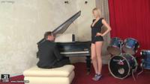 Blonde nympho interromps un musicien pendant son cours de piano