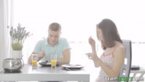       zarina sexe anal sur la table a manger