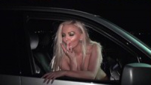 Groupe d'amis s'offrent un gang bang en voiture avec une pute blonde
