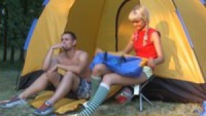 En plein camping, cette blonde mince et sexy  se détend un peu en taillant une bonne pipe à son mec