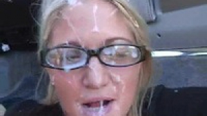 Une blonde assoiffée de sperme se fait gicler sur les carreaux dans la voiture