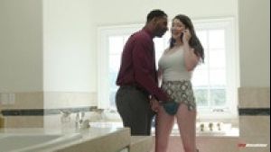 Alyx Star a gros nichons serre une grosse bite noire dans sa chatte