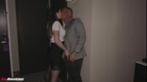 La manager sexy Alyx Star suce son patron